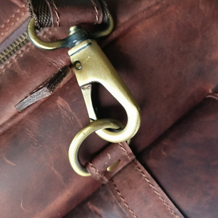 "Week-end en cuir brun foncé de Zwei Taschen" pourrait être reformulé en "Sacs de week-end brun foncé de Zwei Taschen".