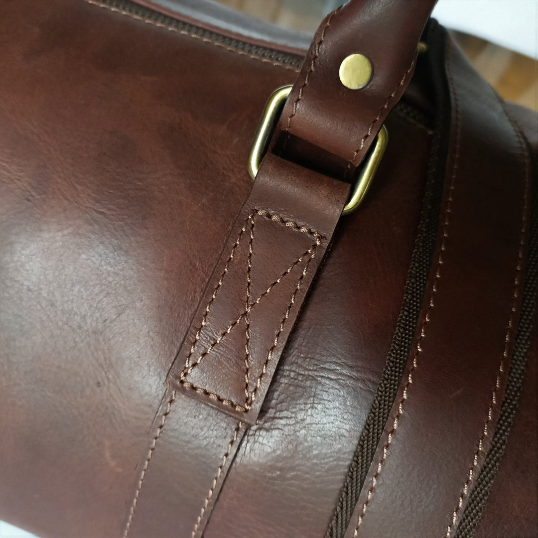 Sac de voyage en cuir brun en ton foncé
