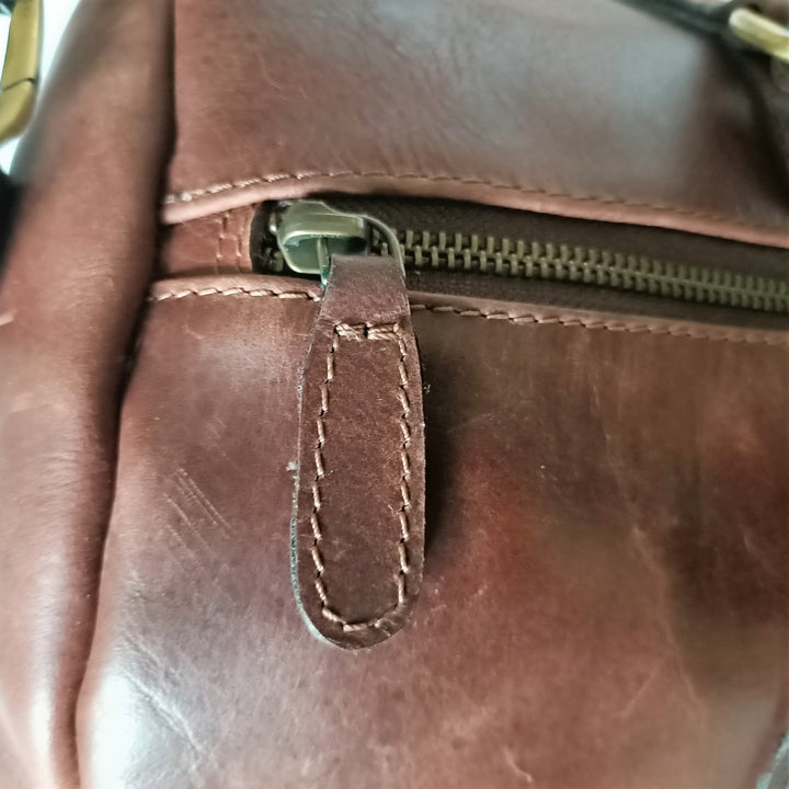 Sac de voyage en cuir brun en ton foncé