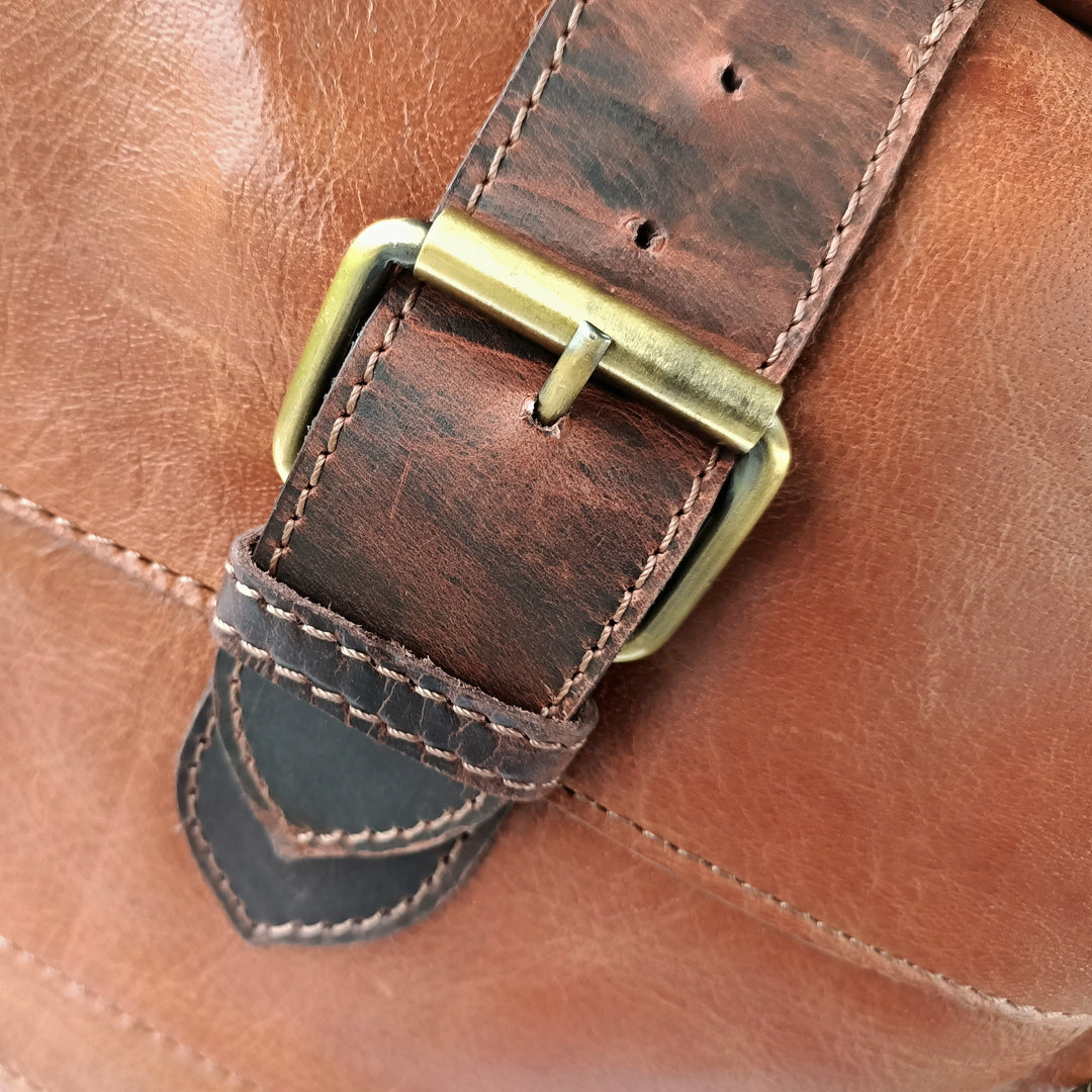 "Rucksack en cuir brun foncé" peut être reformulé en "Rucksack en cuir brun dans une teinte foncée".