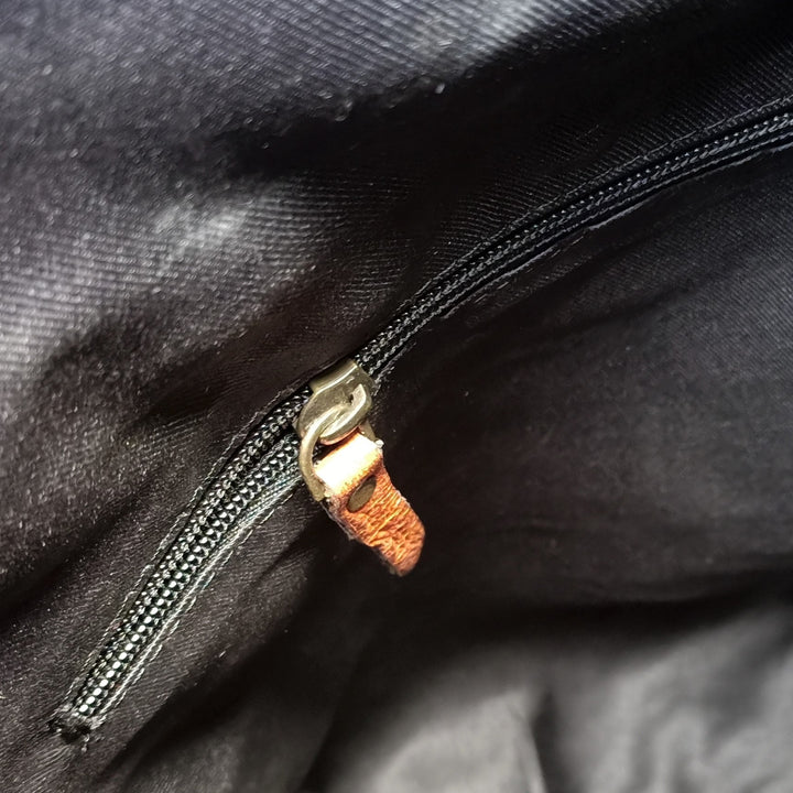 "Rucksack en cuir brun foncé" peut être reformulé en "Rucksack en cuir brun dans une teinte foncée".