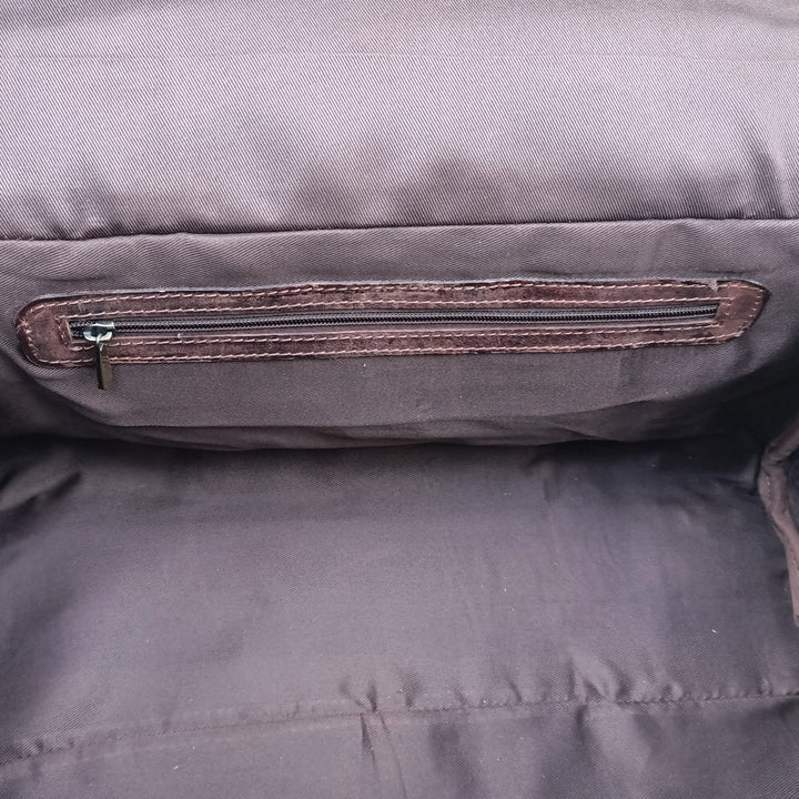 "Week-end en cuir brun foncé de Zwei Taschen" pourrait être reformulé en "Sacs de week-end brun foncé de Zwei Taschen".