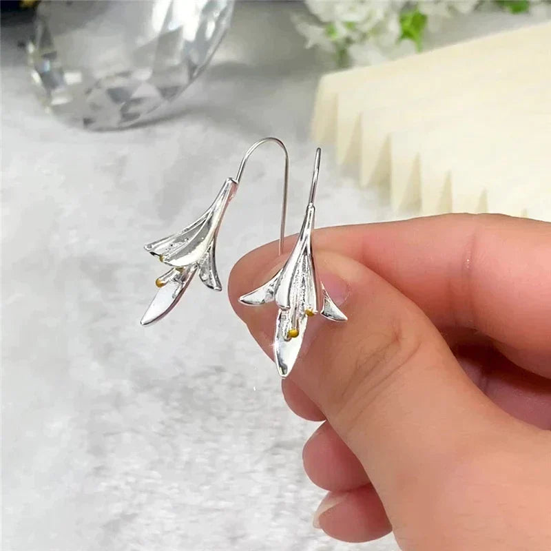 Lila™ | Boucles d'oreilles en forme de fleur en argent