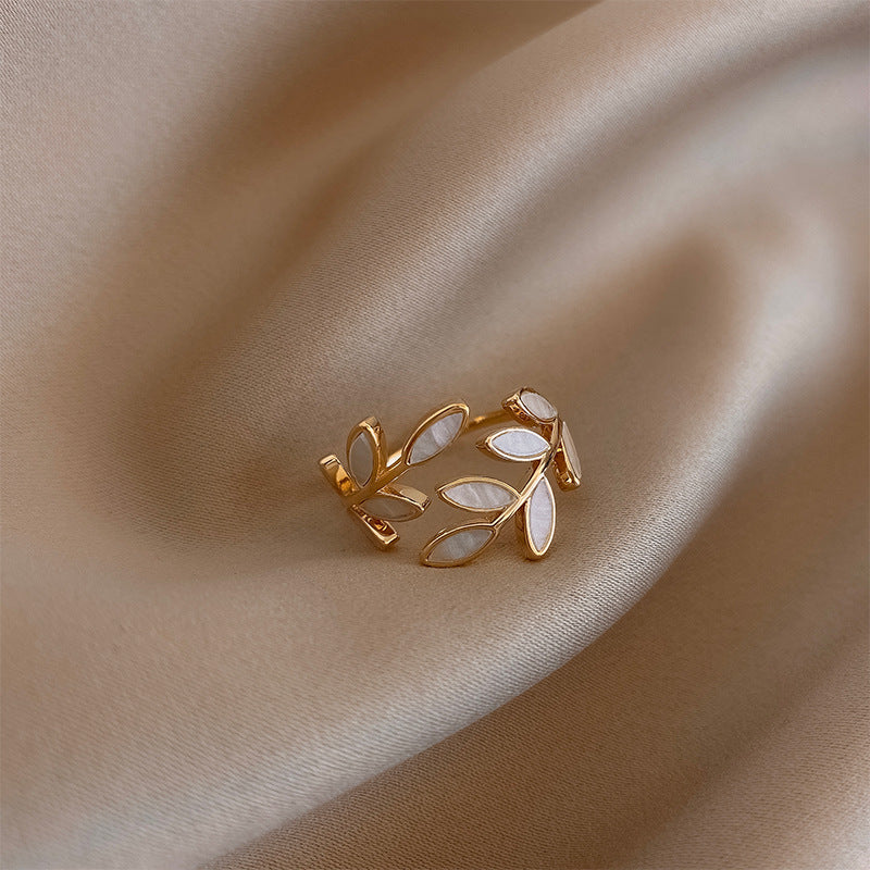 Luna™ | Bague Ajustable en Or avec Feuille et Opale Blanche