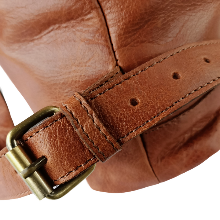 "Rucksack en cuir brun foncé" peut être reformulé en "Rucksack en cuir brun dans une teinte foncée".