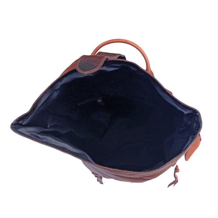 "Rucksack en cuir brun foncé" peut être reformulé en "Rucksack en cuir brun dans une teinte foncée".