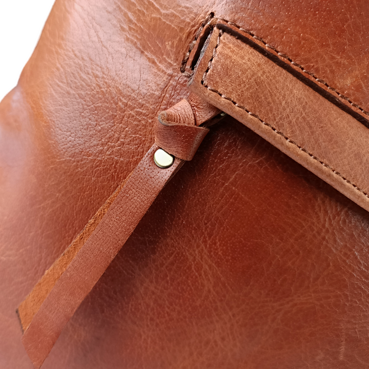 "Rucksack en cuir brun foncé" peut être reformulé en "Rucksack en cuir brun dans une teinte foncée".