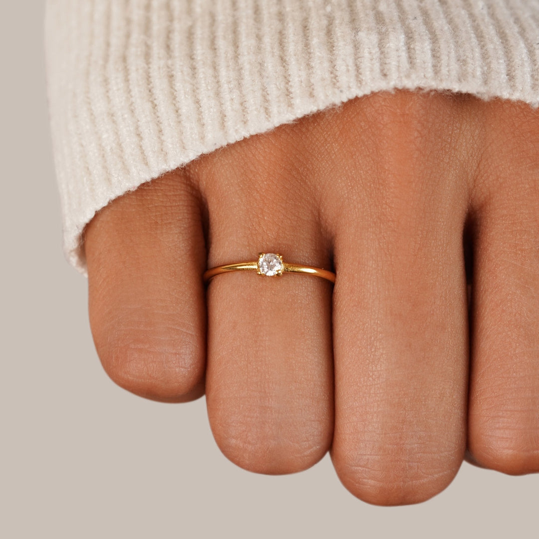 Bague en or avec pierre de naissance" → "Bague ornée de pierre de naissance
