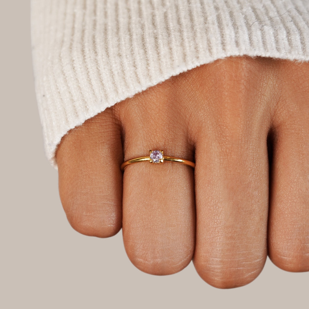 Bague en or avec pierre de naissance" → "Bague ornée de pierre de naissance