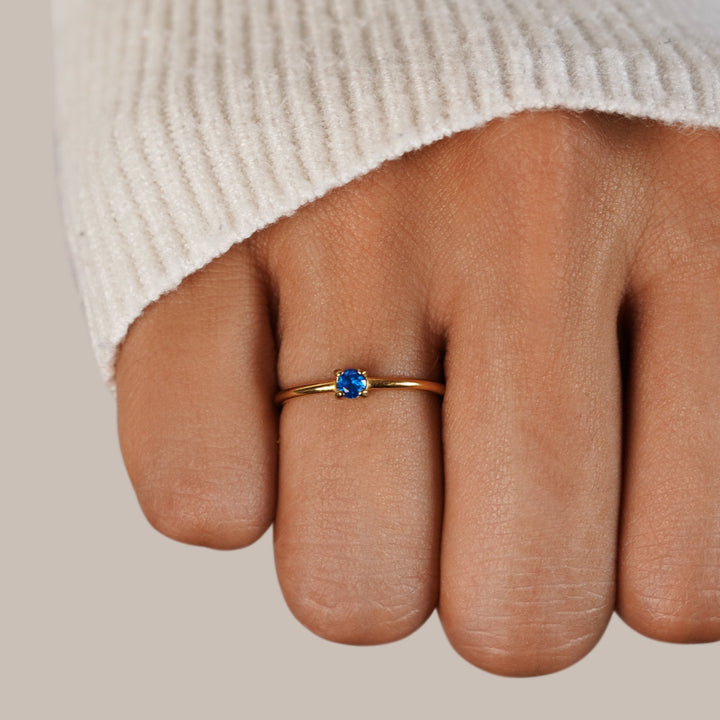 Bague en or avec pierre de naissance" → "Bague ornée de pierre de naissance