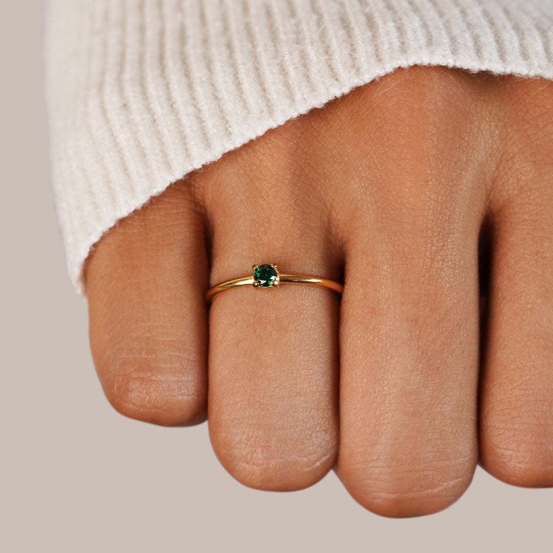 Bague en or avec pierre de naissance" → "Bague ornée de pierre de naissance
