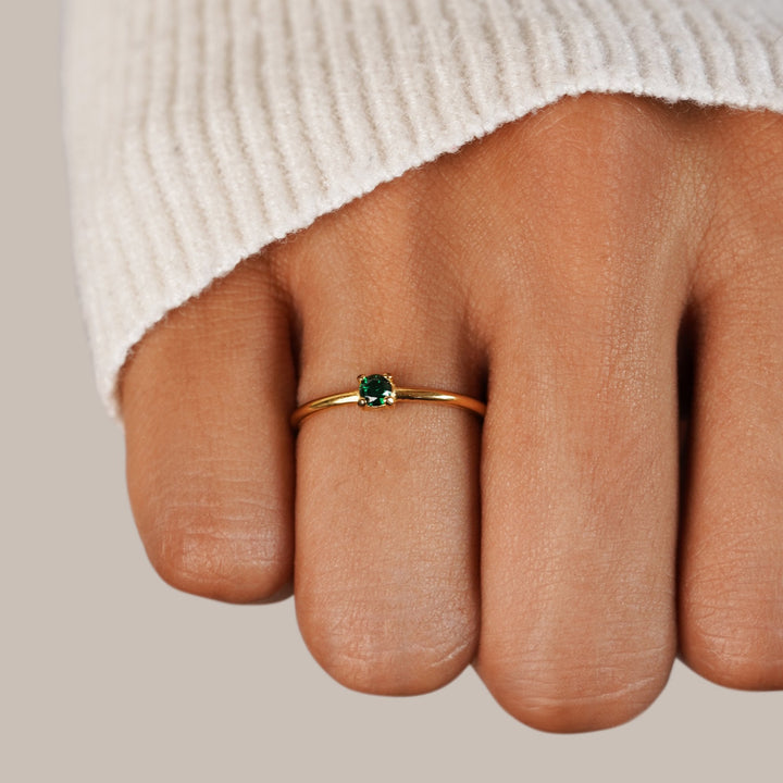 Bague en or avec pierre de naissance" → "Bague ornée de pierre de naissance