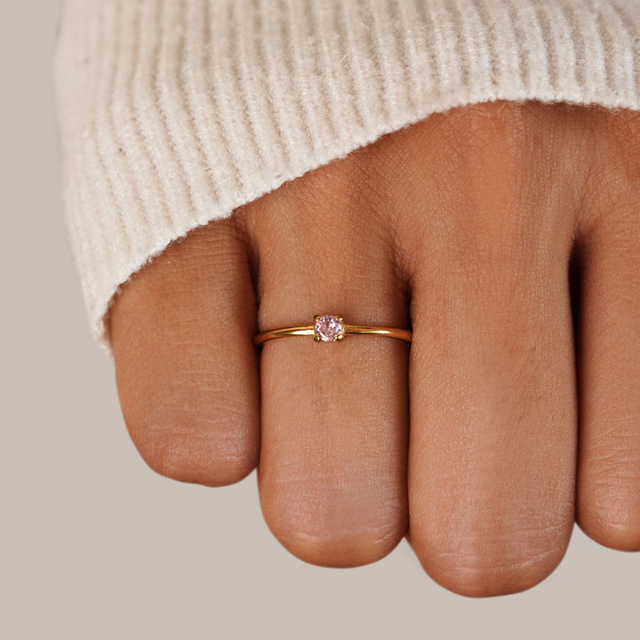 Bague en or avec pierre de naissance" → "Bague ornée de pierre de naissance