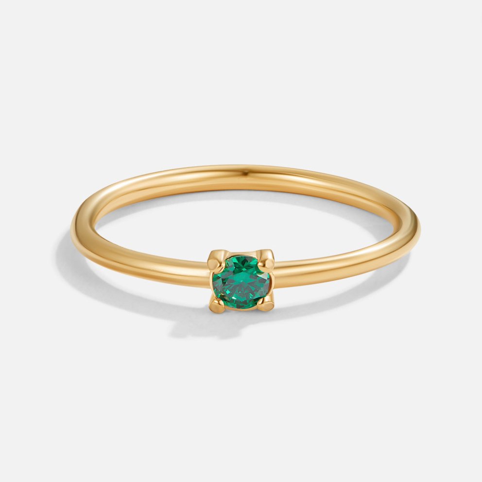 Bague en or avec pierre de naissance" → "Bague ornée de pierre de naissance