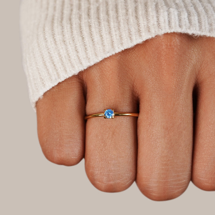 Bague en or avec pierre de naissance" → "Bague ornée de pierre de naissance