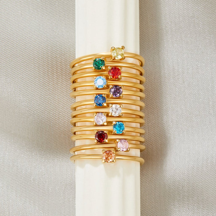 Bague en or avec pierre de naissance" → "Bague ornée de pierre de naissance