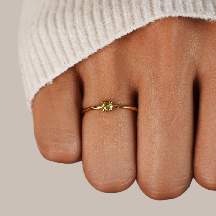 Bague en or avec pierre de naissance" → "Bague ornée de pierre de naissance