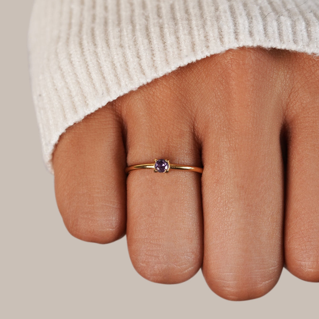 Bague en or avec pierre de naissance" → "Bague ornée de pierre de naissance