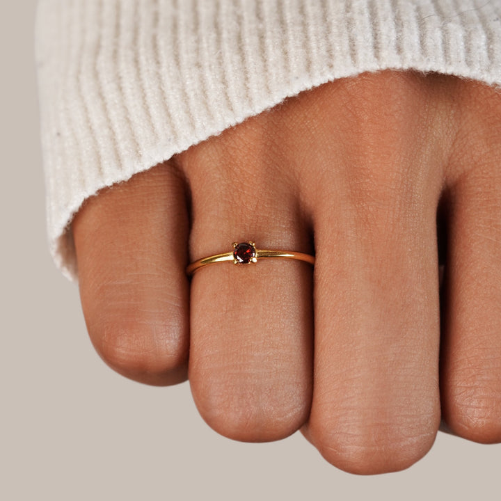 Bague en or avec pierre de naissance" → "Bague ornée de pierre de naissance