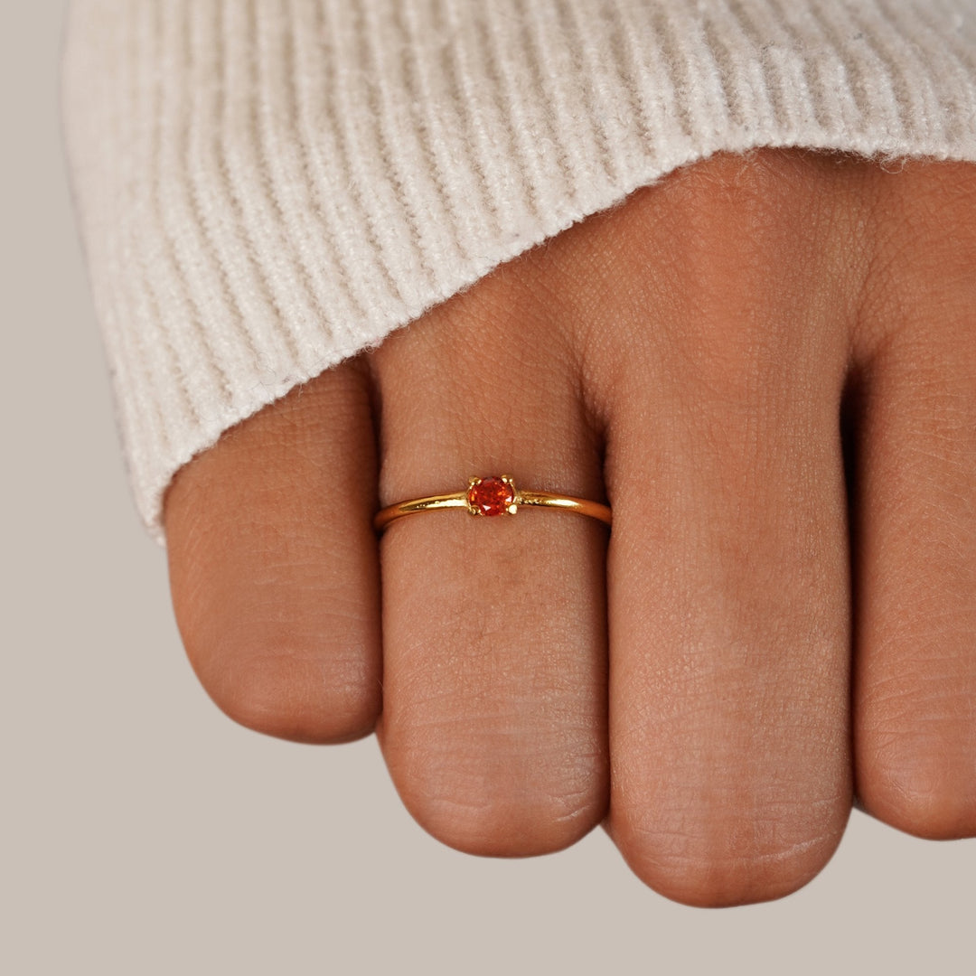 Bague en or avec pierre de naissance" → "Bague ornée de pierre de naissance