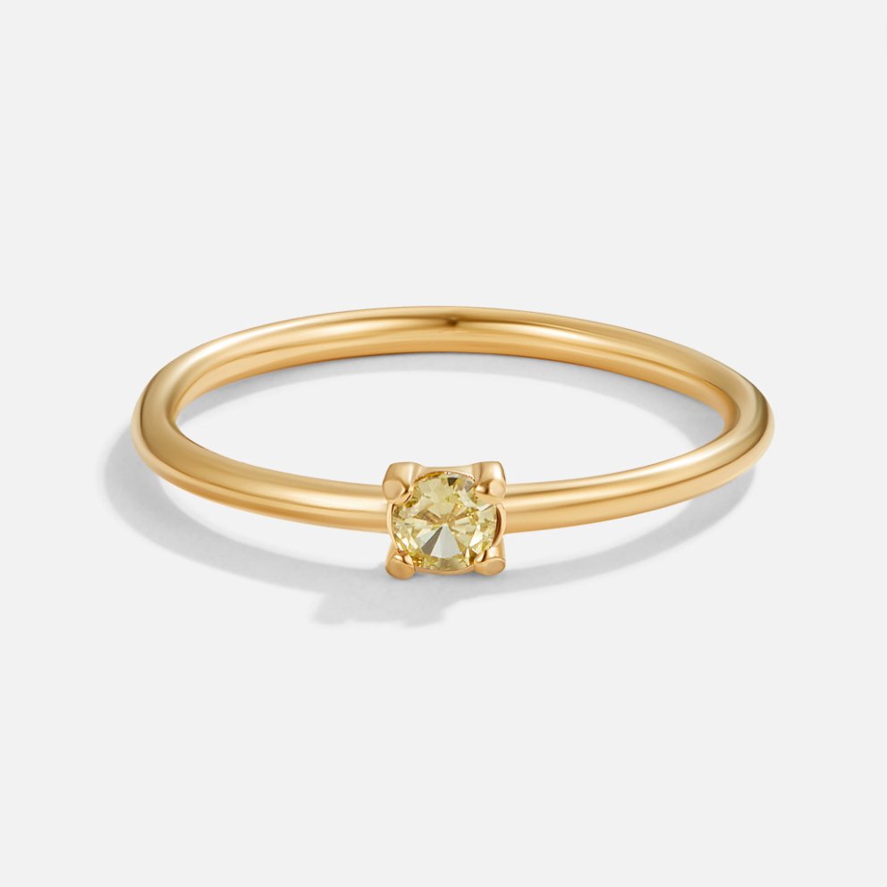 Bague en or avec pierre de naissance" → "Bague ornée de pierre de naissance