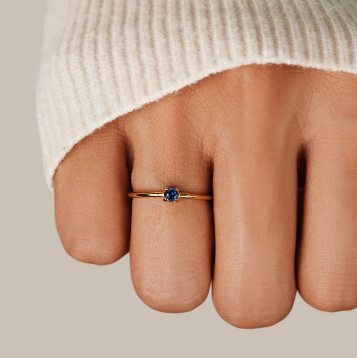 Bague en or avec pierre de naissance" → "Bague ornée de pierre de naissance