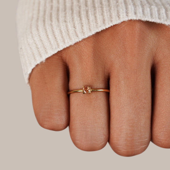 Bague en or avec pierre de naissance" → "Bague ornée de pierre de naissance