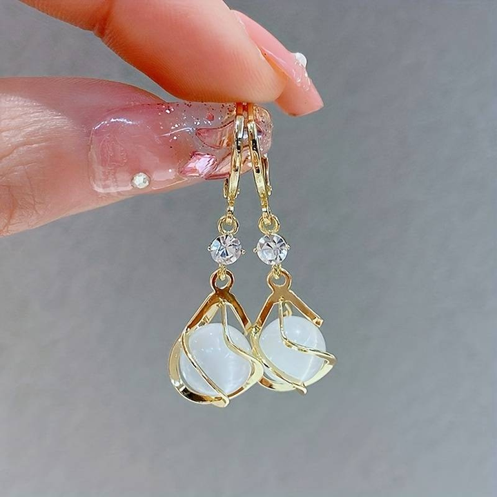 Boucles d'oreilles dorées vintage en opale blanche pendantes