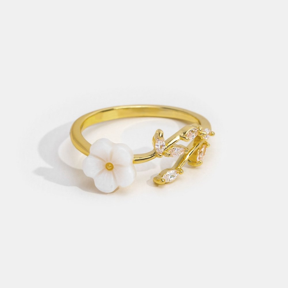 “White Floral Ring”