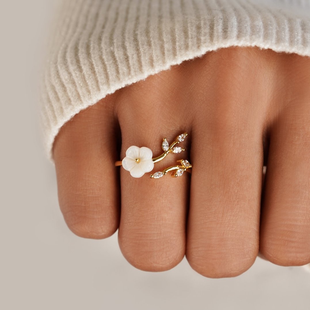 “White Floral Ring”