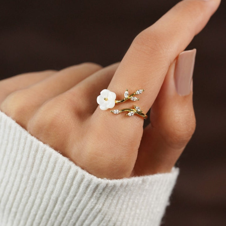 “White Floral Ring”