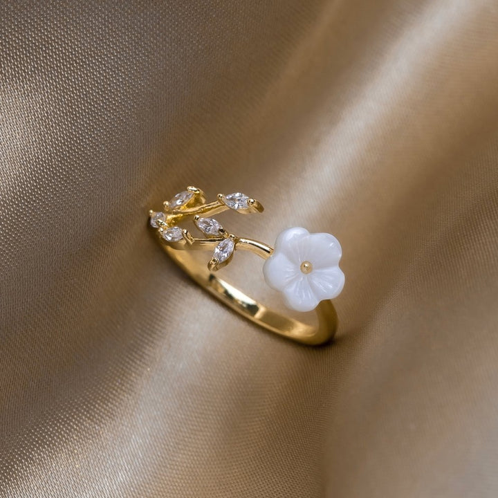 “White Floral Ring”