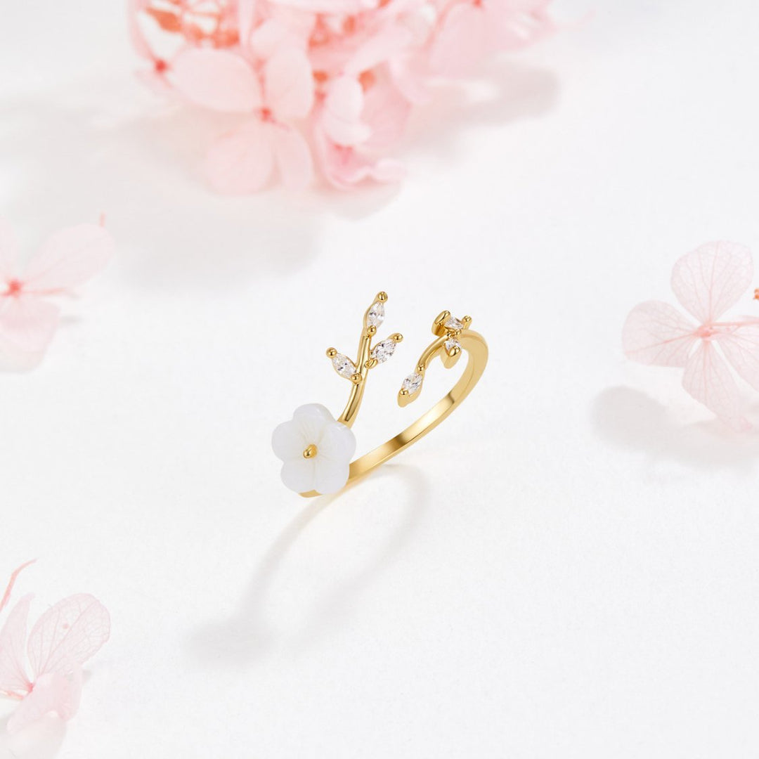 “White Floral Ring”