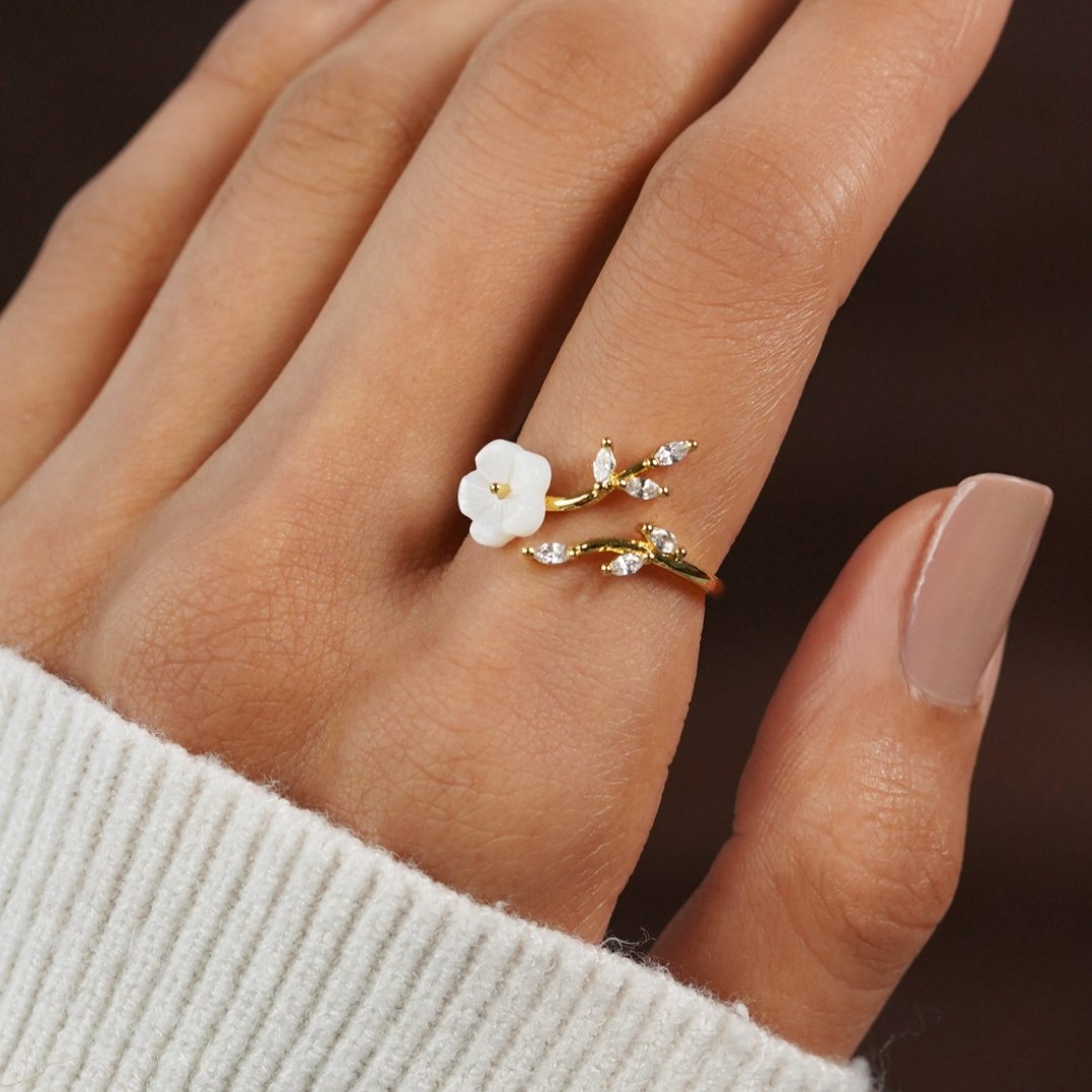 “White Floral Ring”